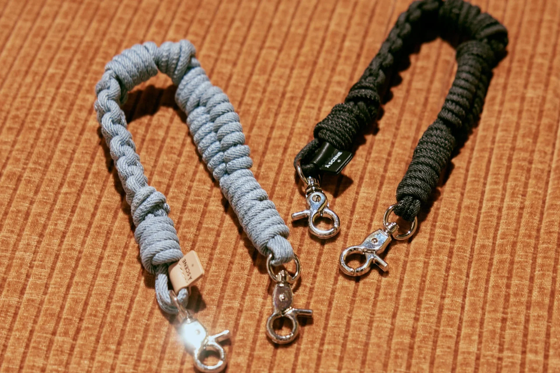 デニム素材を編み込んだA SCENEのパラコードストラップ（ブラックとライトブルー）