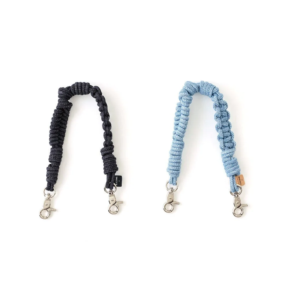 白背景に置かれたA SCENEデニムパラコードストラップのブラックとライトブルー