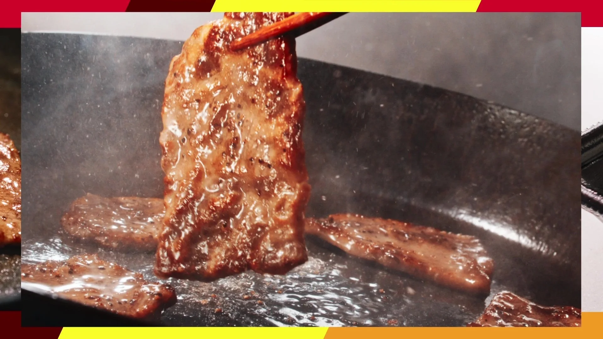 ほっともっとTVCMで箸で持ち上げられたビーフカットステーキ肉