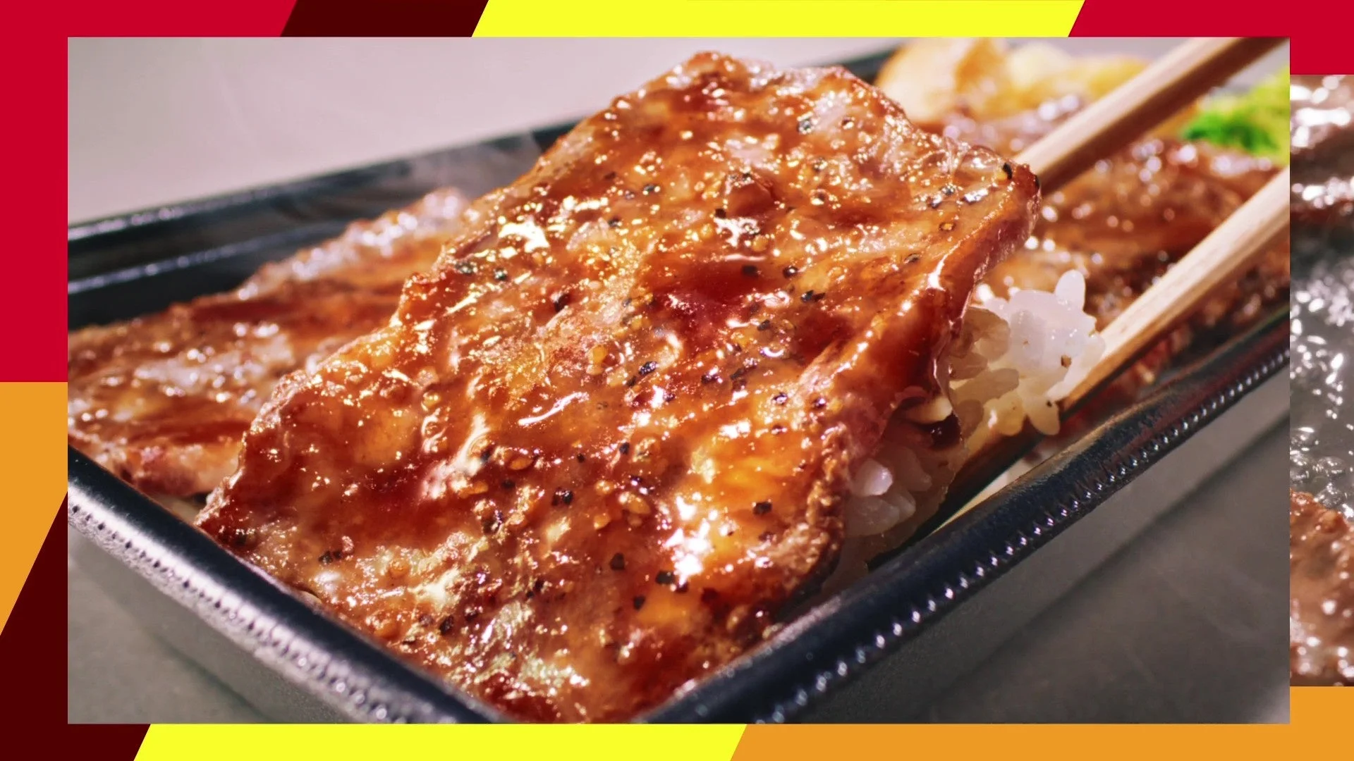 ほっともっとTVCMでビーフカットステーキ肉とご飯を一緒に掴む様子