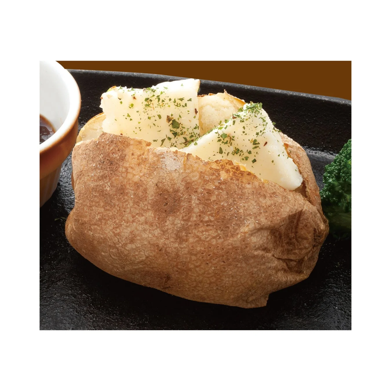 バターが乗ったベイクドポテトのアップ