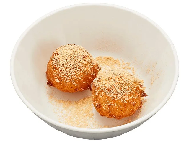 かっぱ寿司の「かっぱのシャリドーナツ きな粉(2個)」。きな粉がかかった2つのシャリドーナツが白い器に入っている。