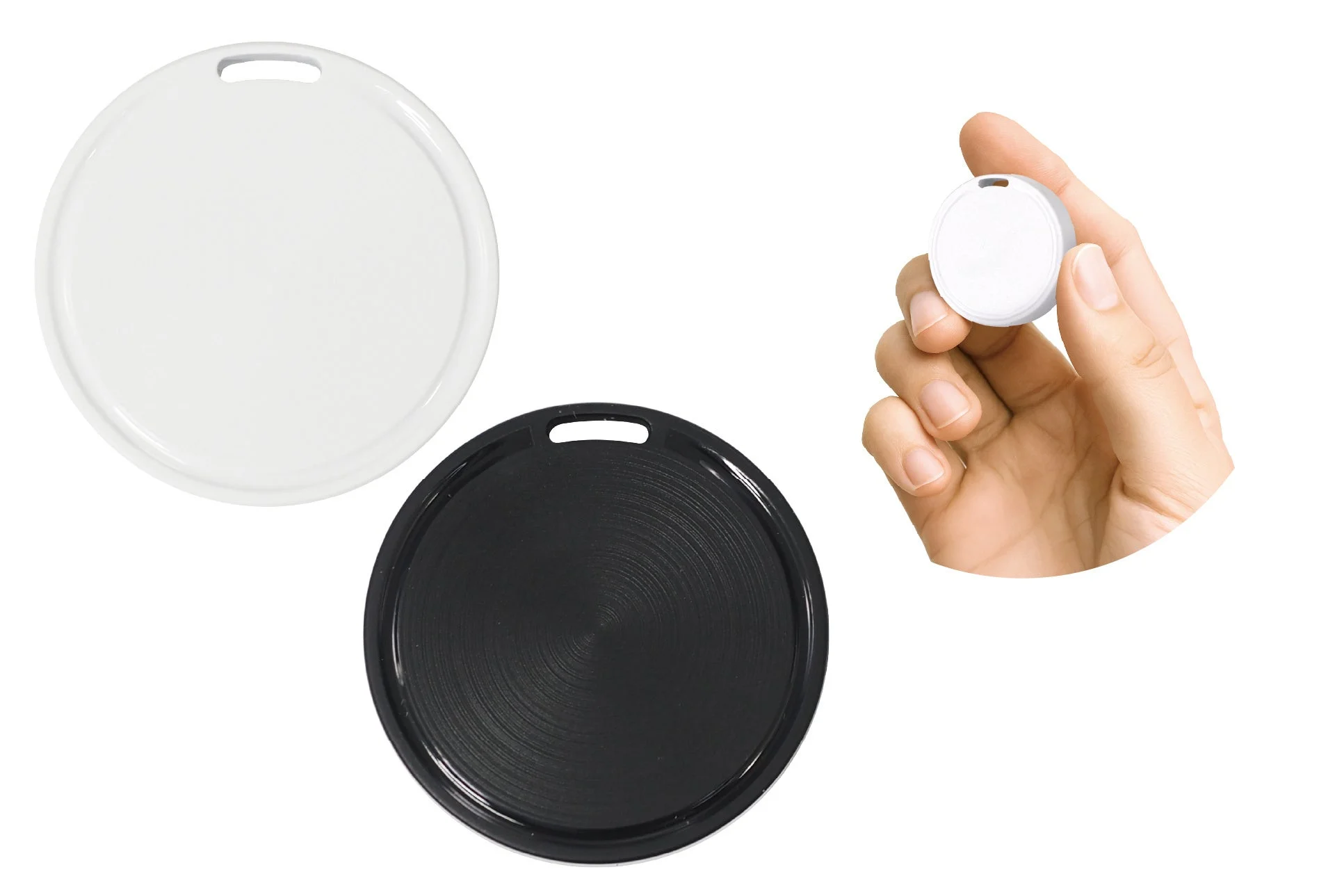 デュアルOSサーチタグのブラックとホワイトの本体、手で持ったサイズ感