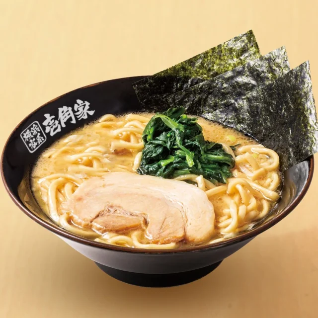 壱角家の濃厚でクリーミーな豚骨スープと中太麺の家系ラーメン