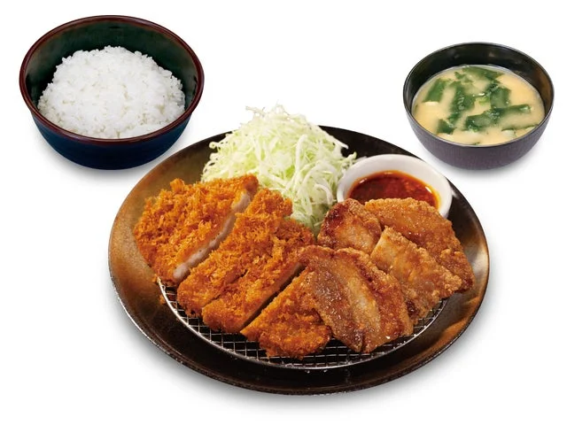 松のやのロースかつとムートートがセットになった定食の写真