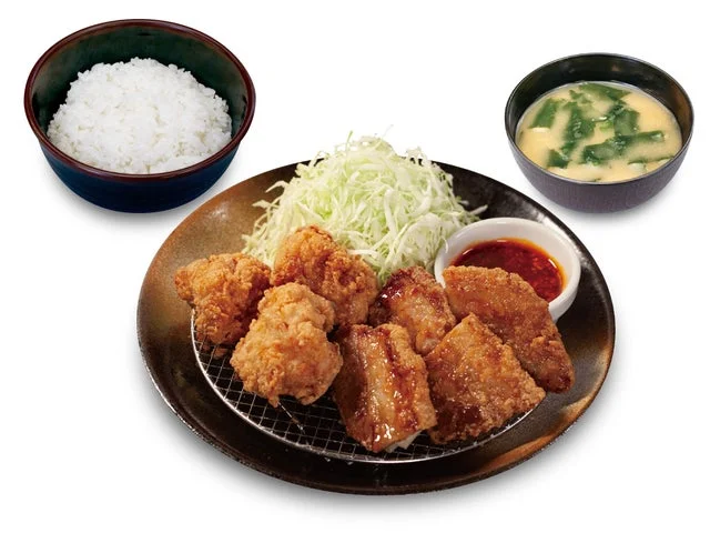 松のやの唐揚げとムートートがセットになった定食の写真