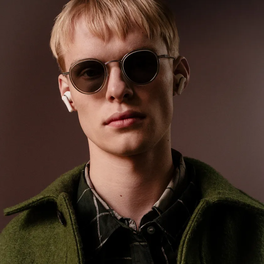 Sudio E4 Pro ラテカラーイヤホンを着用した男性