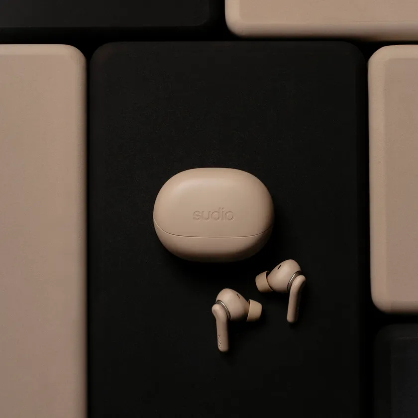 Sudio E4 Pro ラテカラーの充電ケースとイヤホン