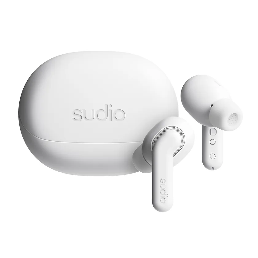 Sudio E4 Pro クラウディホワイトのイヤホンと充電ケース