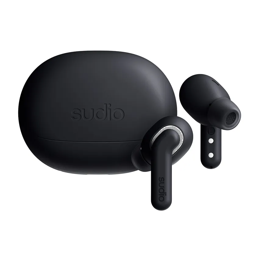 Sudio E4 Pro ミッドナイトブラックのイヤホンと充電ケース