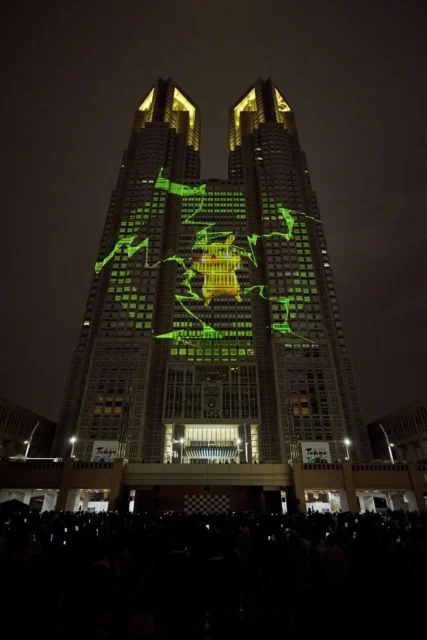 都庁に大きく映し出されたピカチュウのプロジェクションマッピング