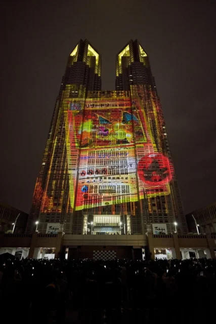 都庁に映し出されたカラフルなポケモンカードゲームのプロジェクションマッピング