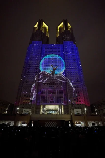 都庁に映し出されたルギアを思わせるポケモンのプロジェクションマッピング