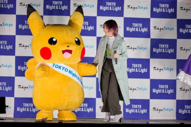 桃月なしこさんとピカチュウがイベントステージで並び笑顔を見せる