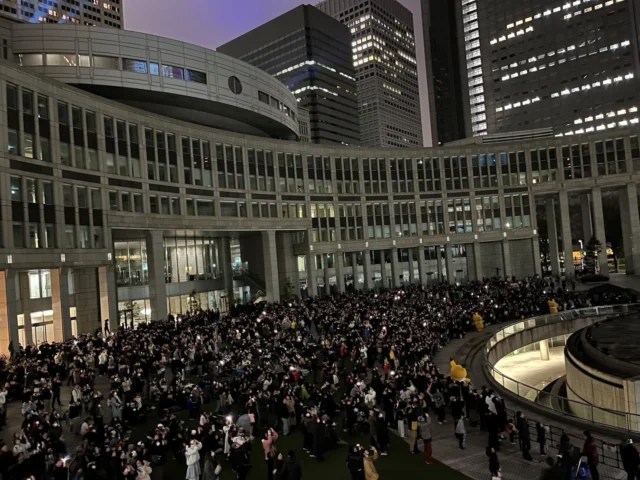 都民広場に集まった大勢の観覧者がプロジェクションマッピングを鑑賞