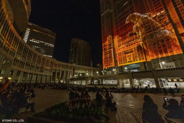 都庁舎に巨大なプロジェクションマッピングが映し出された夜景