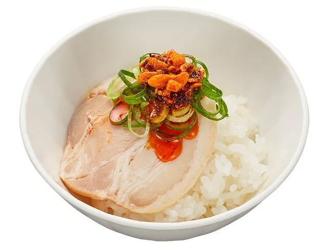 かっぱ寿司『追いシャリ ザク旨ラー油チャーシュー』のクローズアップ写真