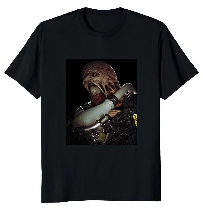 ネメシスがデザインされた黒い半袖Tシャツ