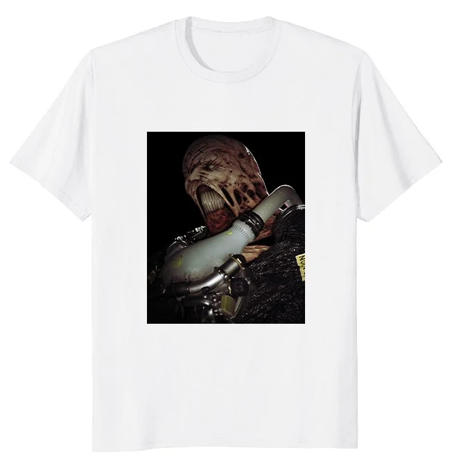 ネメシスがデザインされた白い半袖Tシャツ