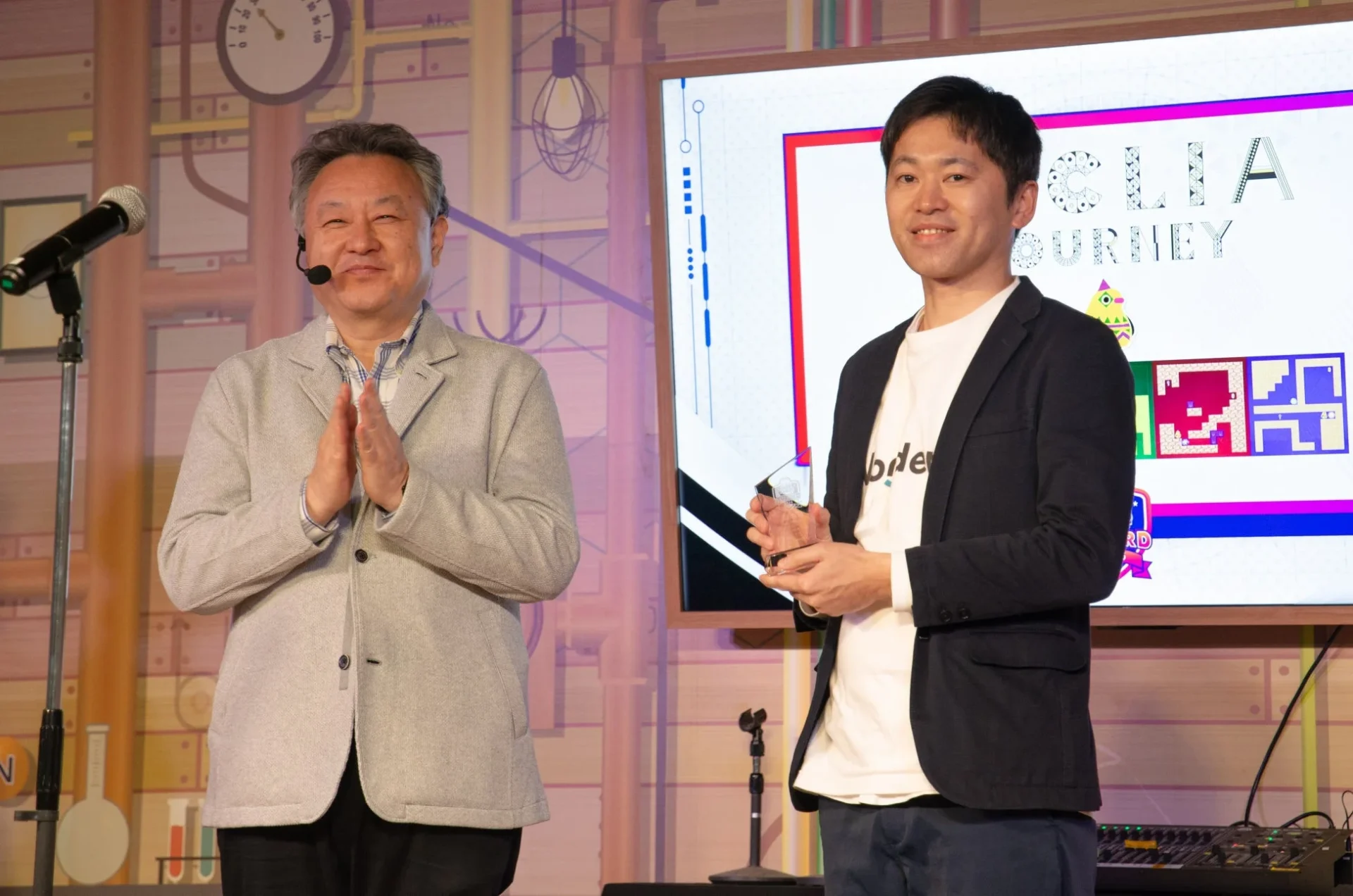 TIGS AWARD 2026授賞式で挨拶する神崎共哉氏と関係者