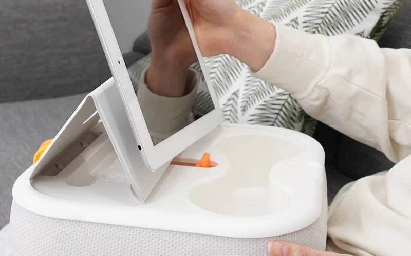膝上テーブルクッションにタブレットを設置する様子