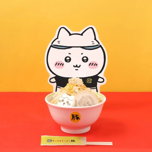 ハチワレが乗った「ラーメン豚小」