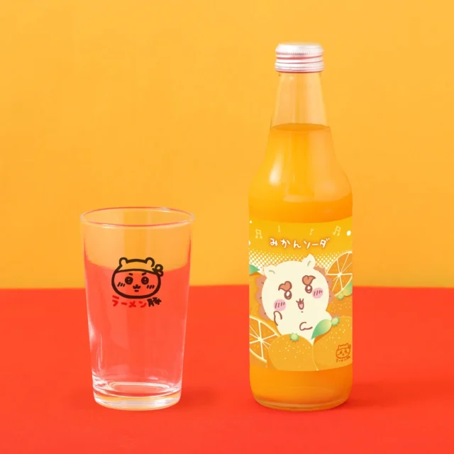 ちいかわラーメン豚のみかんソーダとロゴ入りグラス
