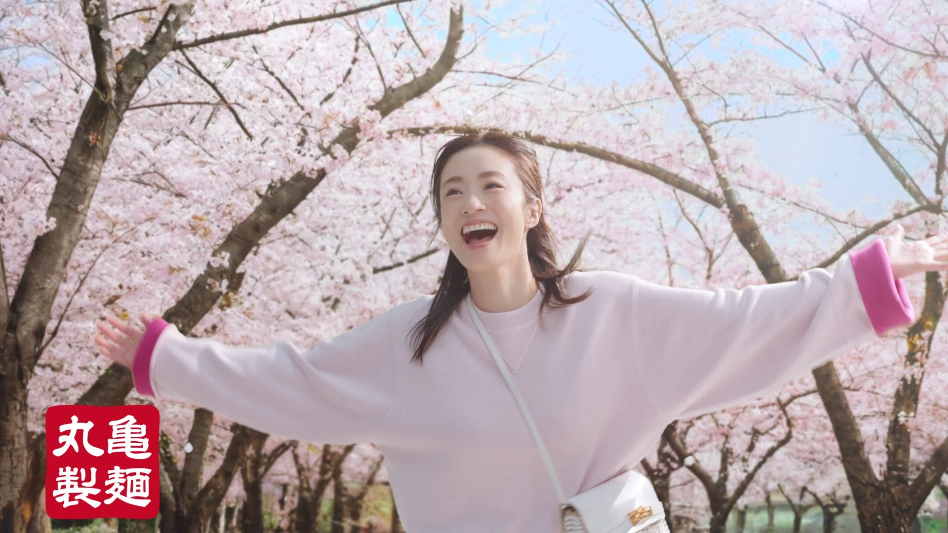 桜並木の下で笑顔の上戸彩さん