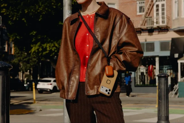 モバイル クロスボディ マルチストラップでスマートフォンとAirPodsケースを携帯する女性