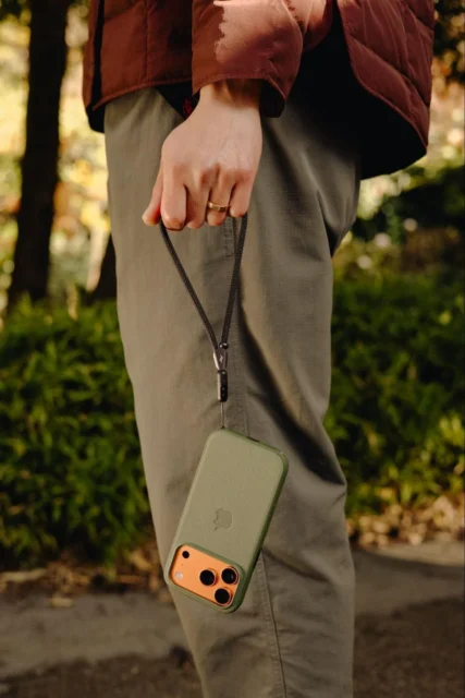 モバイル カフを装着したスマートフォンを手に持つ様子